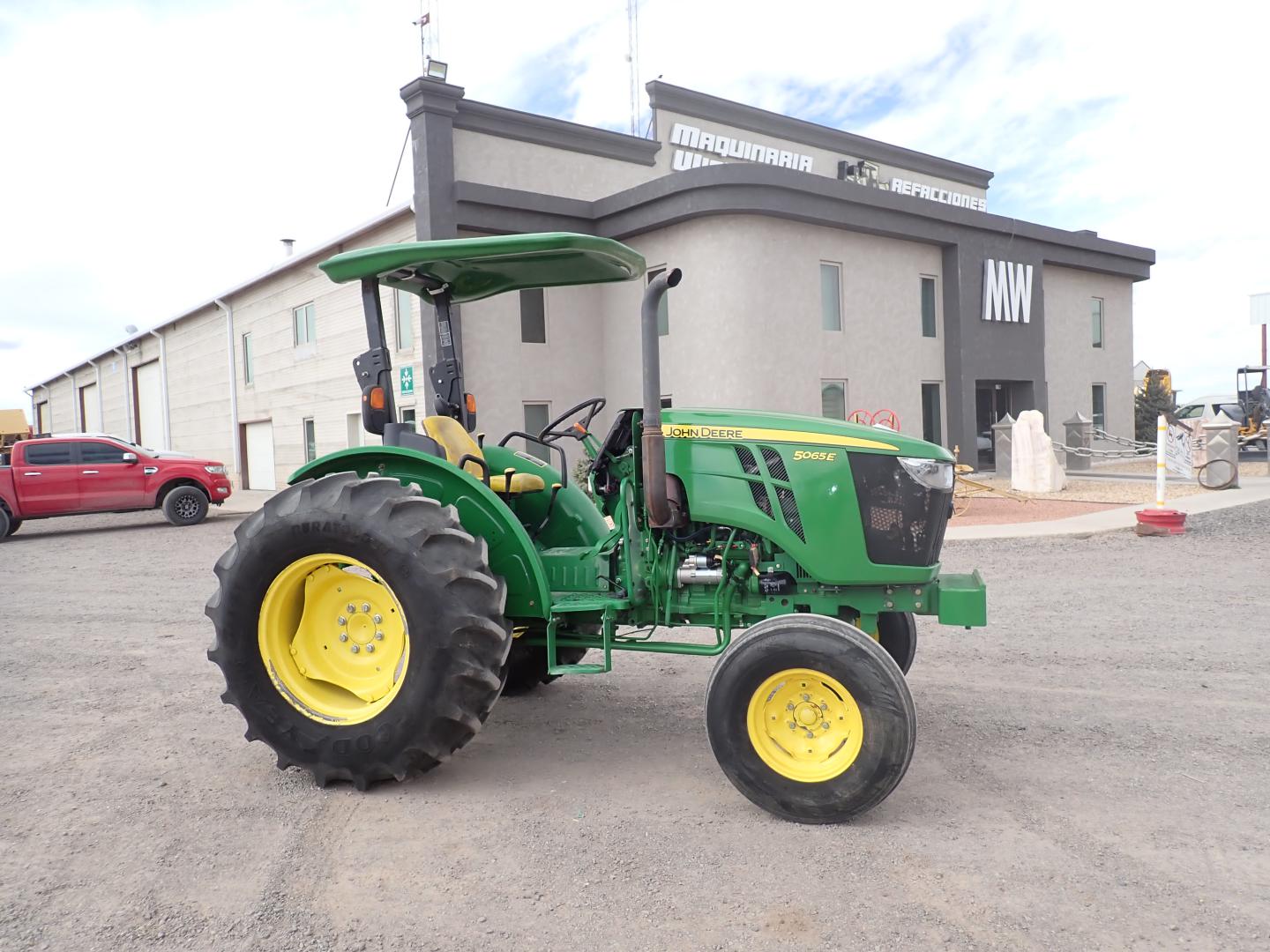 ./imagenes/INVOICE/2019/16432/TRACTOR JOHN DEERE_5065E (1).JPG